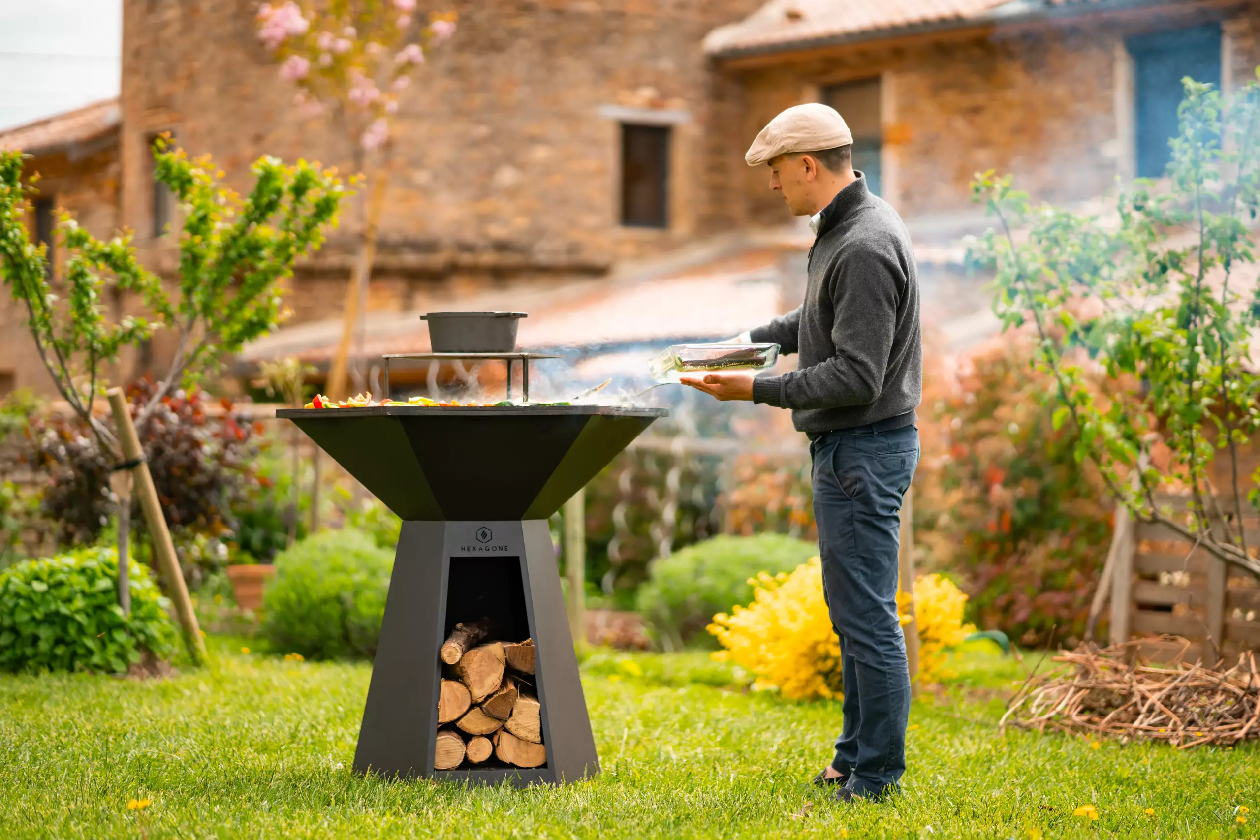 homme faisant cuire de la viande sur son brasero